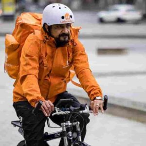 Sayed Sadaat, ex ministro afghano, fa il rider in Germania: ora porta le pizze in bici
