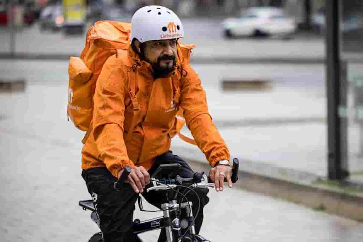 Sayed Sadaat, ex ministro afghano, fa il rider in Germania: ora porta le pizze in bici