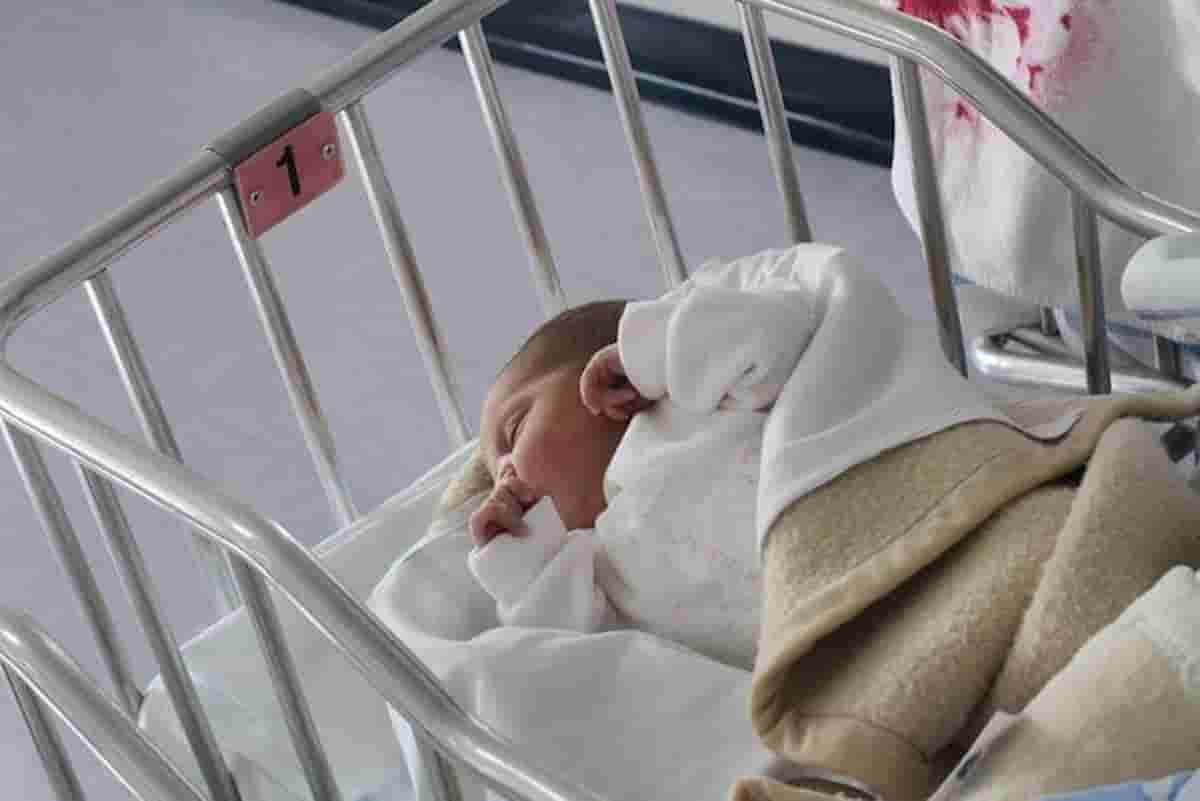 Spagna, scambiata in culla alla nascita: chiede 3 milioni di danni per aver vissuto con genitori non biologici