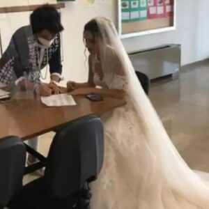 Martina Franca (Taranto): firma il contratto da docente in abito da sposa, era il giorno delle nozze FOTO