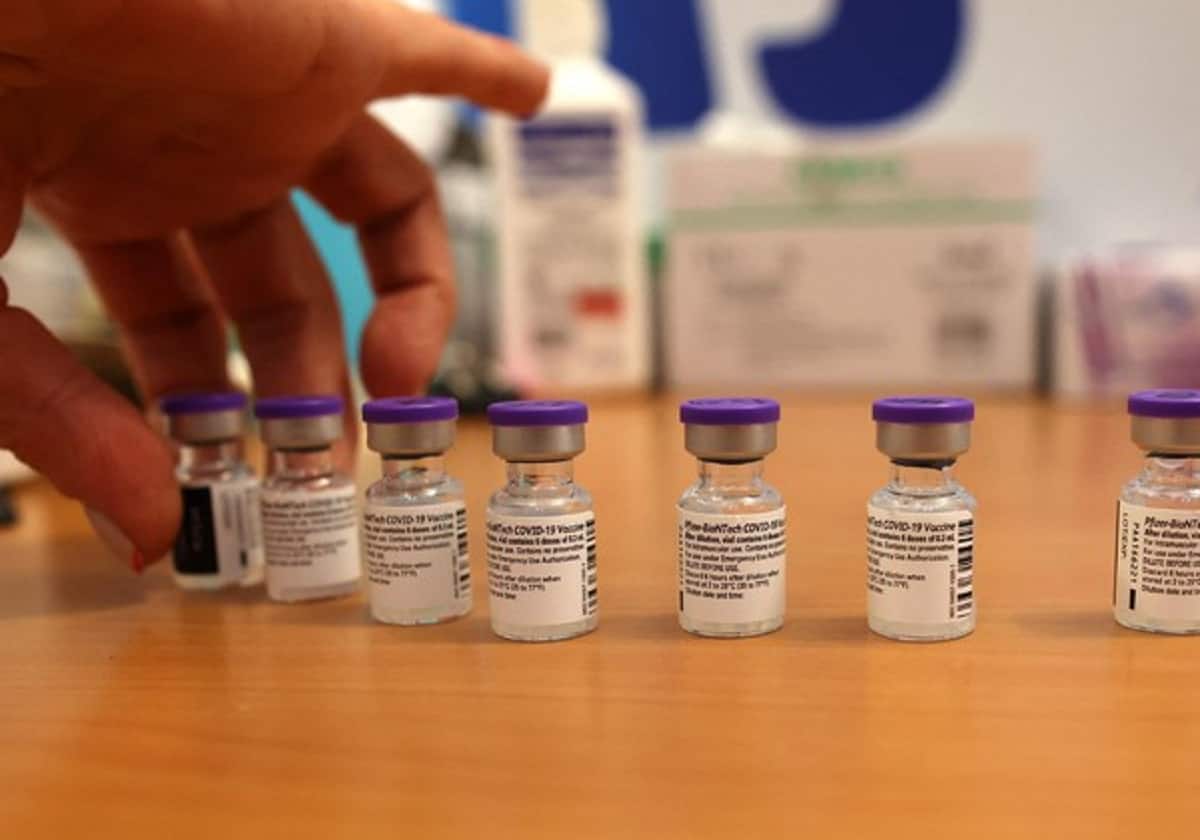 Vaccini, terza dose non è urgente per l'Ema: ma in Israele ha abbattuto i rischi