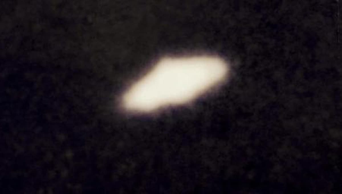 Inghilterra, 36enne racconta: "Ho visto e fotografato degli Ufo in formazione triangolare"