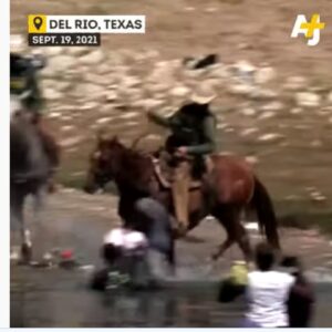 Polizia Usa a cavallo frusta immigrati al confine col Messico, il video della vergogna
