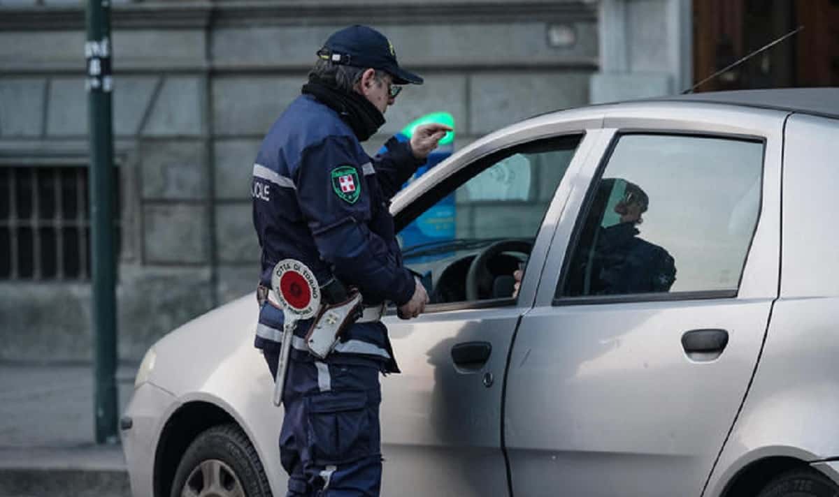 Roma, incidente sul Lungotevere: morto un ragazzo di 22 anni, auto contro un palo della luce