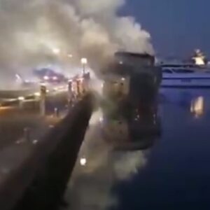 Yacht in fiamme al porto di Marina di Olbia, quattro persone salvate dai vigili del fuoco