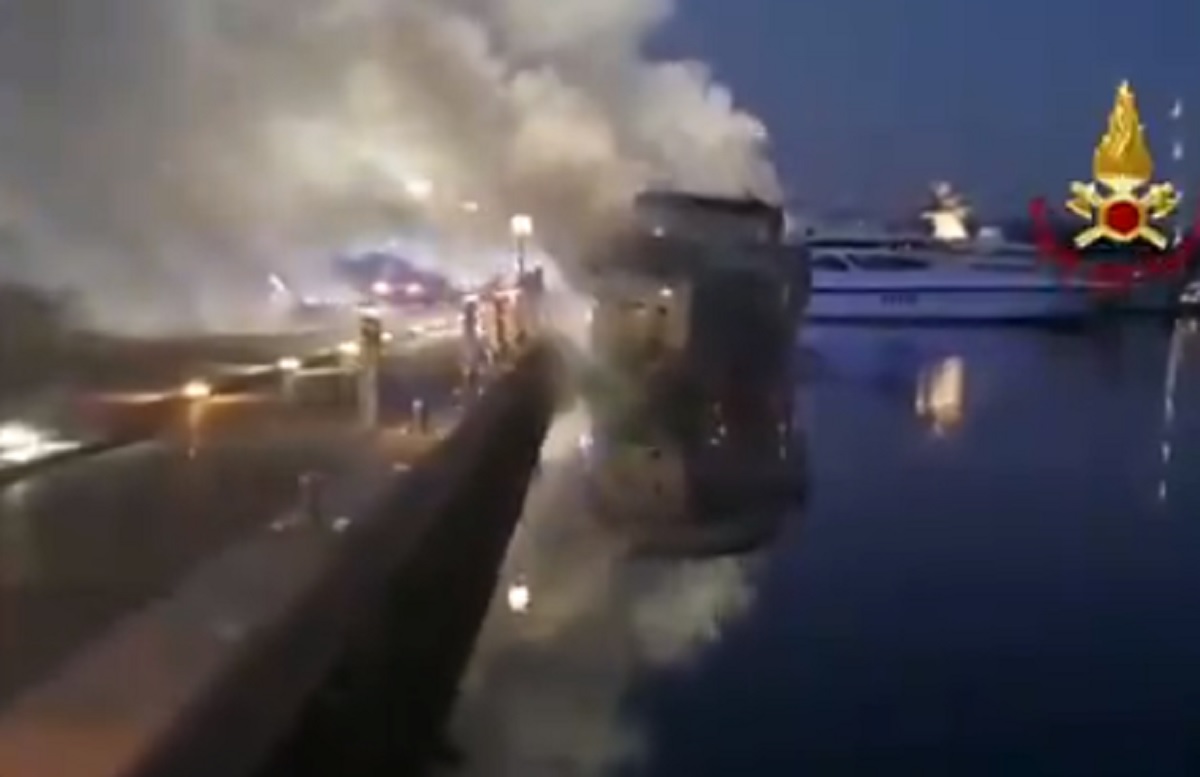 Yacht in fiamme al porto di Marina di Olbia, quattro persone salvate dai vigili del fuoco
