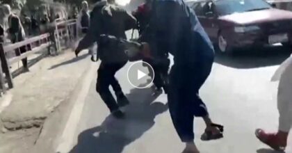 Afghanistan, talebani aggrediscono giornalisti durante una protesta per i diritti delle donne a Kabul
