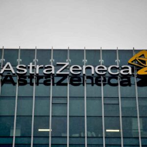AstraZeneca chiede l'ok della Fda alla terapia per prevenire il Covid: "Sintomi ridotti del 77%"