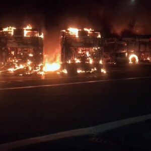 Roma brucia ancora, incendio in un deposito Atac e 30 autobus distrutti dalle fiamme
