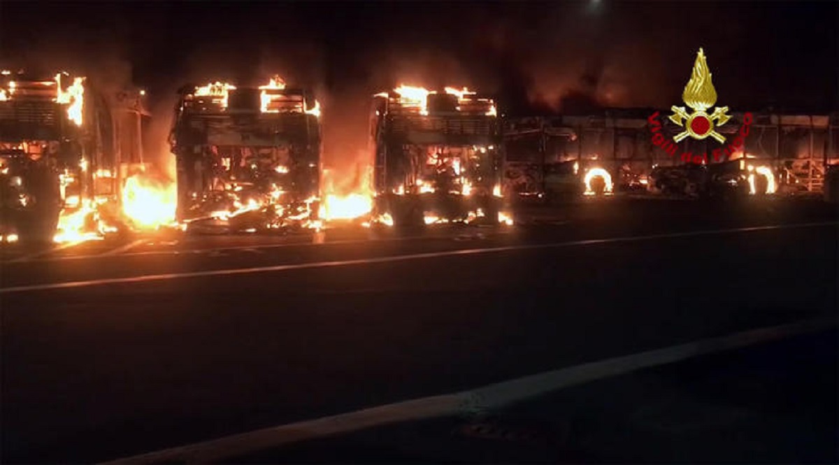Roma brucia ancora, incendio in un deposito Atac e 30 autobus distrutti dalle fiamme