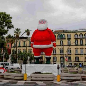 Babbo Natale gigante a piazza Vittoria smontato dopo un giorno: il caso a Napoli FOTO