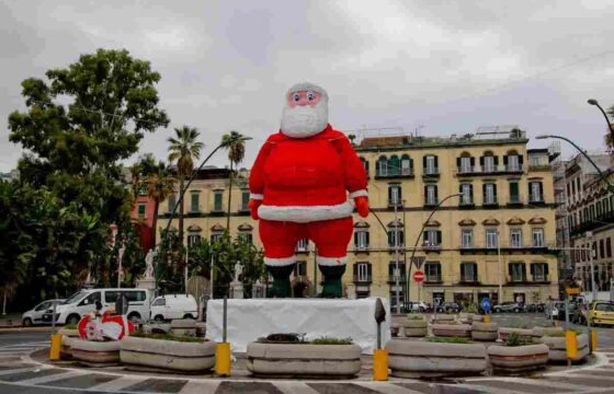 Babbo Natale gigante a piazza Vittoria smontato dopo un giorno: il caso a Napoli FOTO