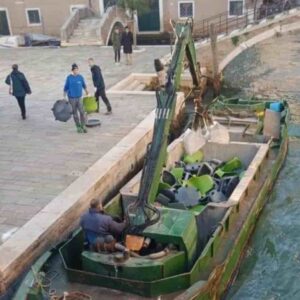Venezia, liceo butta via i banchi a rotelle. La Lega attacca Azzolina e Arcuri: "Disastri del Conte bis" FOTO