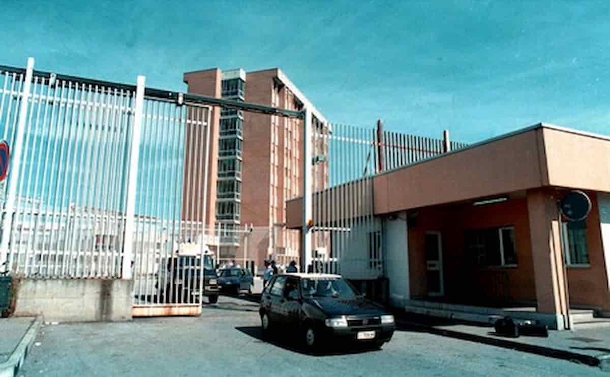 Agente di polizia penitenziaria aggredito da un detenuto al carcere di Torino: ha 15 giorni di prognosi
