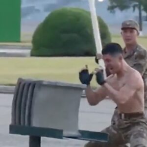Corea del Nord, soldati che spaccano mattoni con la testa alla expo dell'esercito per Kim Jong-un VIDEO