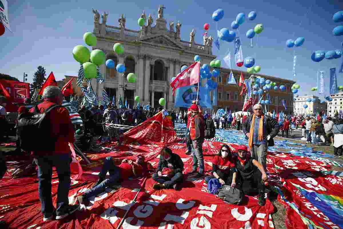 Corteo Cgil a Roma dopo gli scontri No Green Pass: più di 100 mila in piazza San Giovanni, "Mai più fascismi"