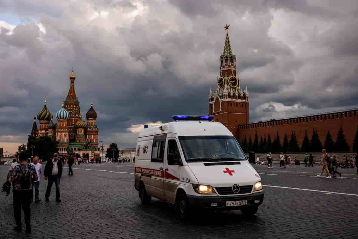 Covid in Russia, mai così tanti morti in un giorno: 1.015 decessi. Colpa di poche misure restrittive e pochi vaccini