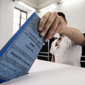Elezioni, "deve votare? Vada a casa e torni dopo": poche schede ai seggi e anche sbagliate