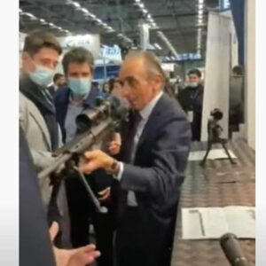 Francia, Eric Zemmour, possibile candidato alle presidenziali, punta un fucile contro i giornalisti VIDEO