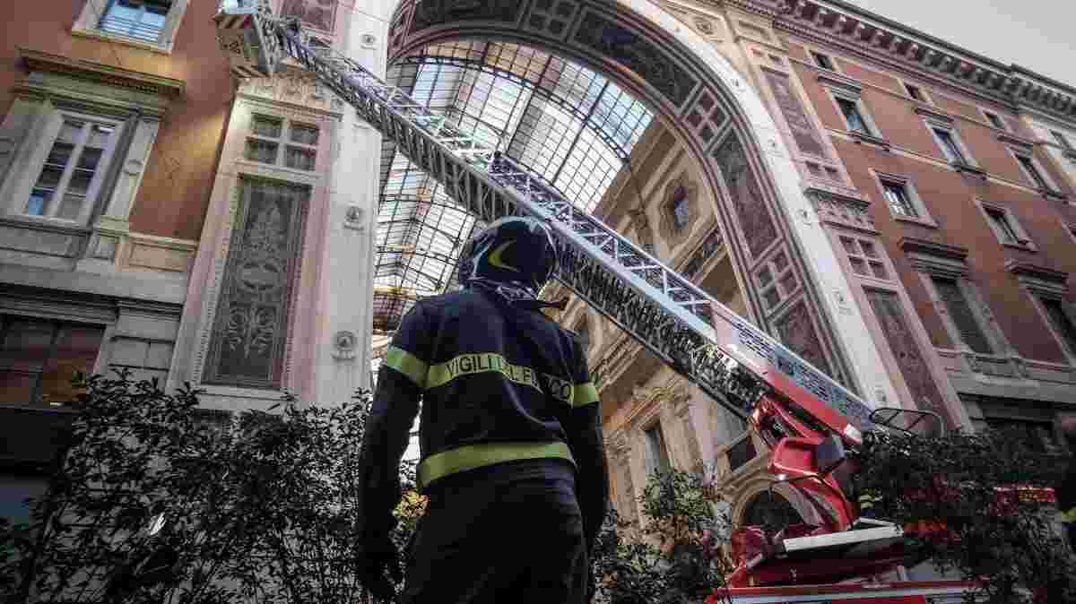 Milano, crollano calcinacci in Galleria Vittorio Emanuele II: area transennata, turisti illesi