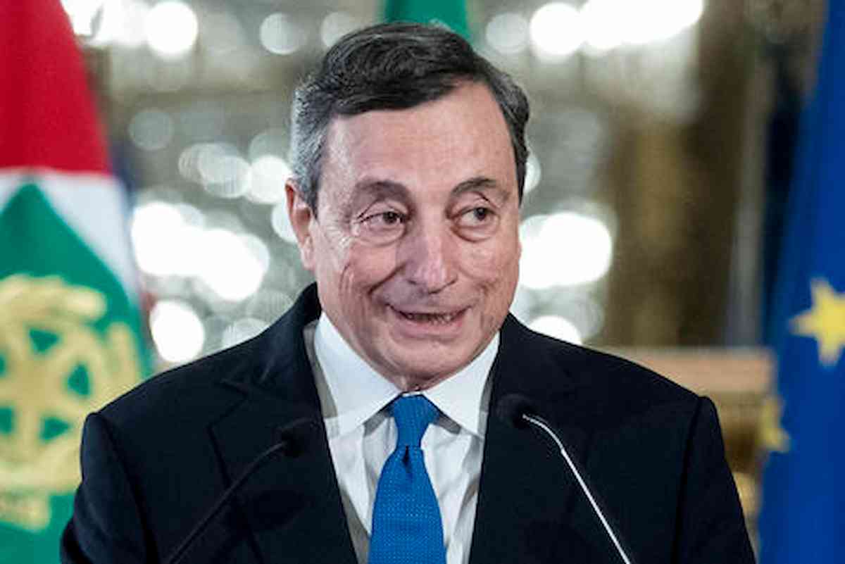 Mario Draghi lapsus: parla delle Cabine di Regia del Pnrr e gli scappa la parola "inutile" VIDEO