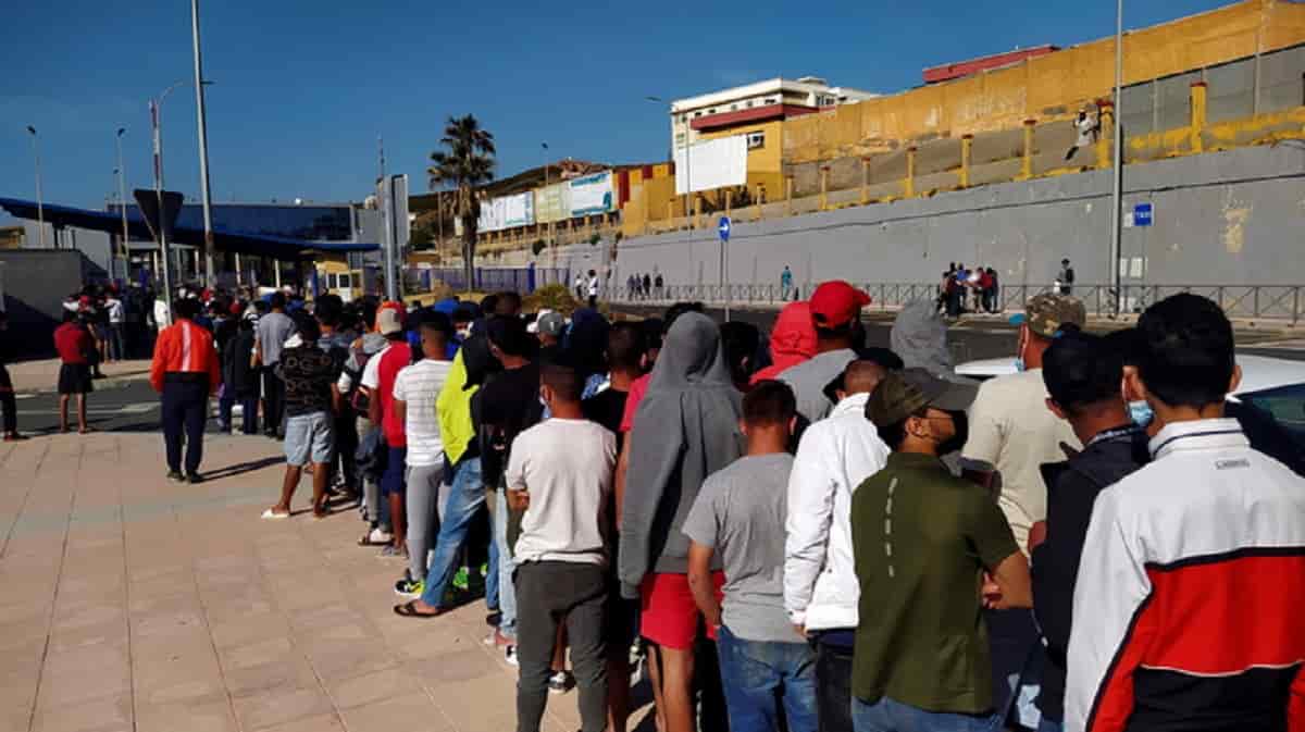 Migranti, la Geo Barents con 367 profughi a bordo attracca a Palermo: 172 sono minori