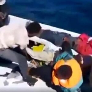 Migranti morti su una zattera al largo della Libia: almeno 15 cadaveri a bordo. Il video di Libya Observer 