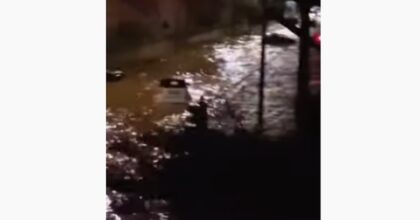 Nubifragio Palermo, a Mondello le auto galleggiano nelle strade diventate fiumi VIDEO