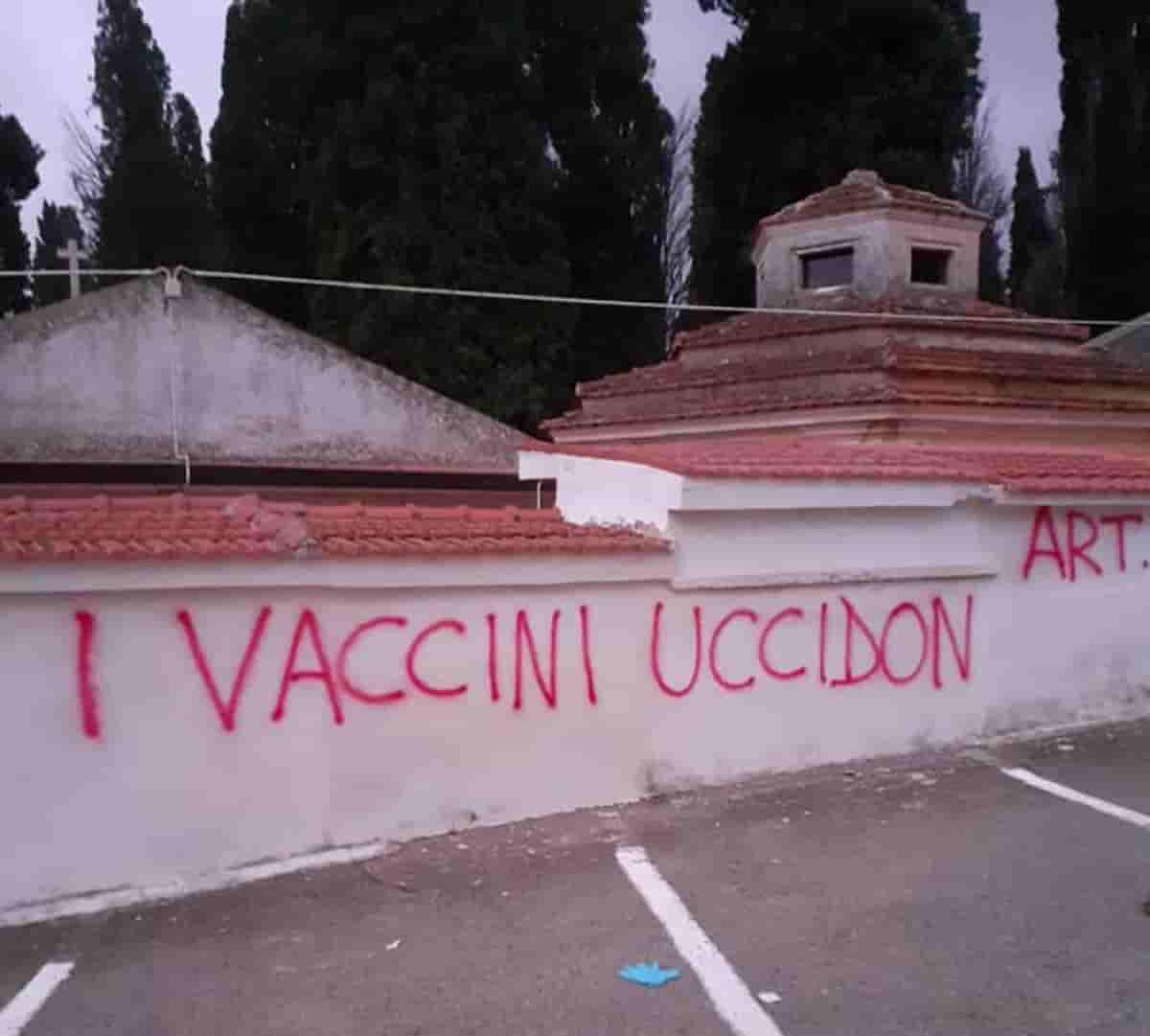 San Nicandro Garganico (Foggia), scritte no-vax sui muri del cimitero: "I vaccini uccidono"