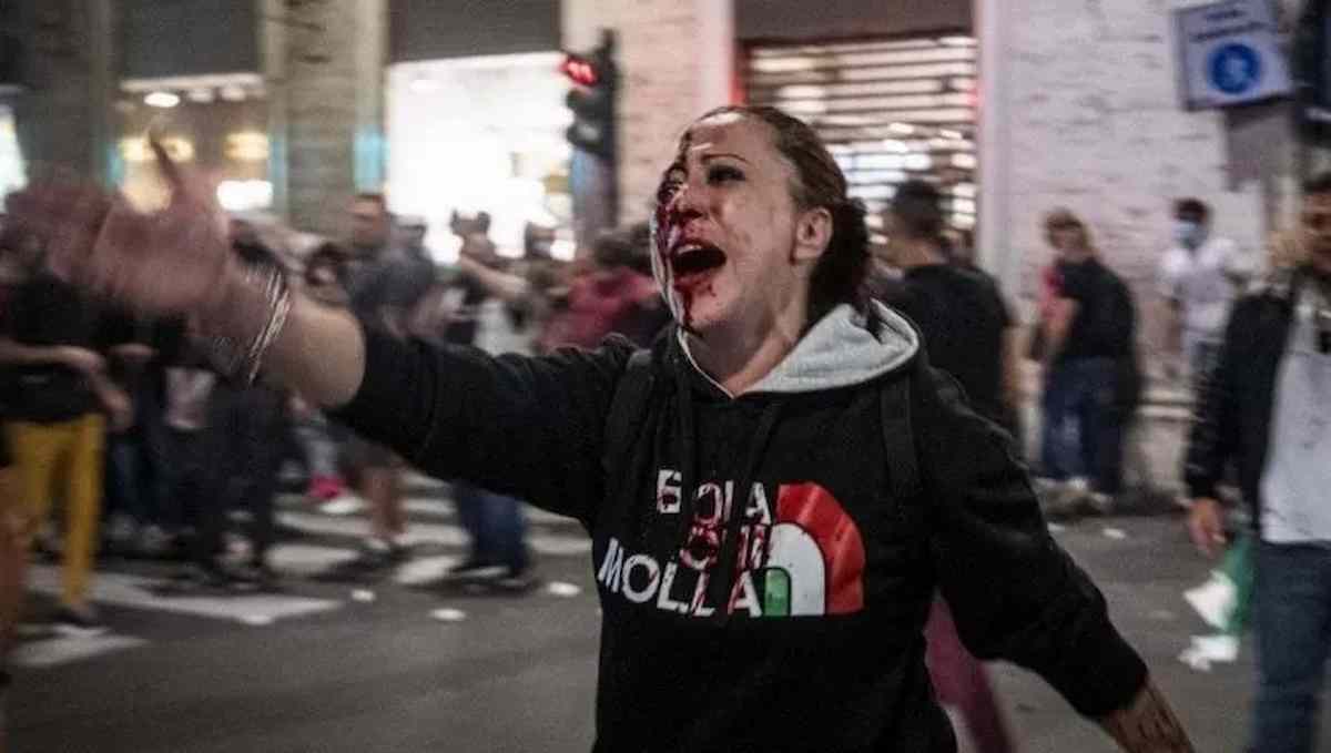 Scontri a Roma, la leader dei No Pass Pamela Testa col volto insanguinato accusa la polizia