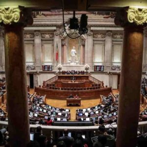 Portogallo, parlamento boccia il bilancio dello Stato: si va verso le elezioni anticipate