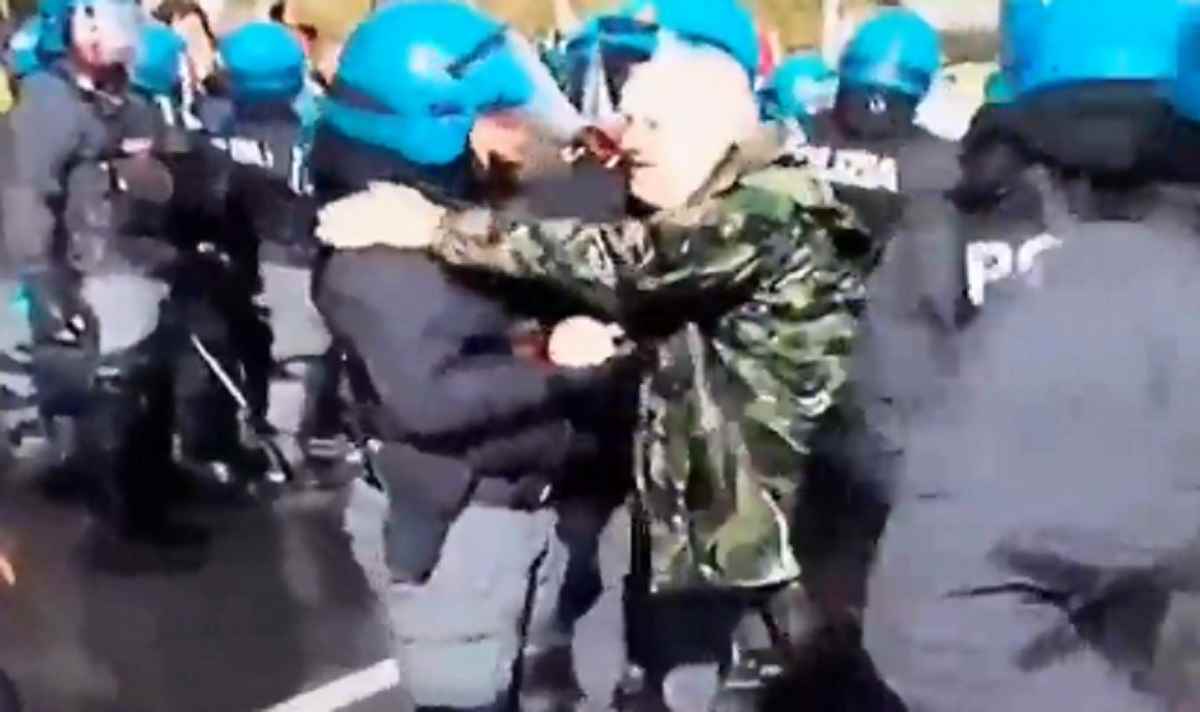 abbraccio manifestante polizia