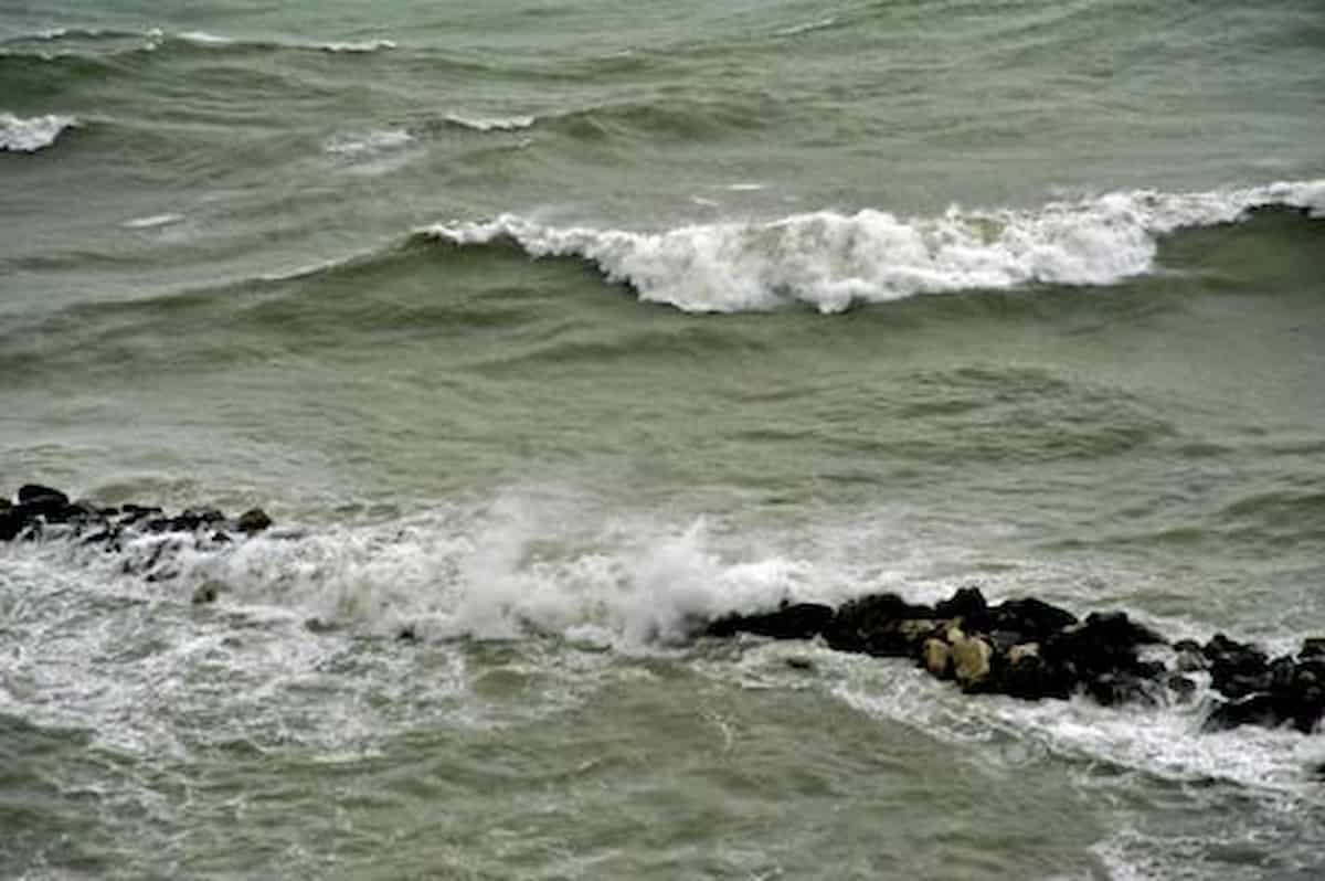 Porto Recanati, cadavere di un giovane trovato in mare in località Scossicci. C'era stata mareggiata