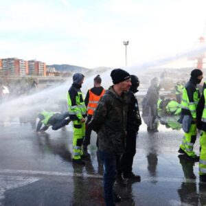 Porto di Trieste, 3 giorni posso bastare: polizia sgombera con idranti i portuali No Green Pass
