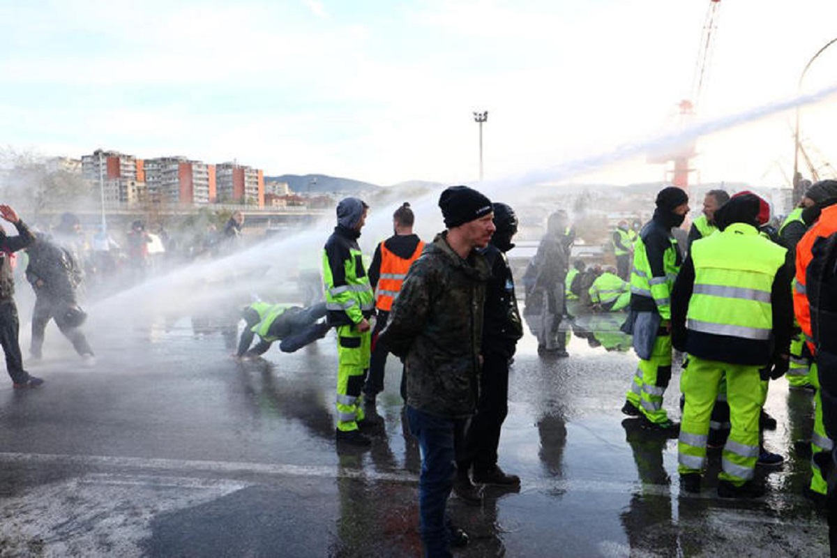 Porto di Trieste, 3 giorni posso bastare: polizia sgombera con idranti i portuali No Green Pass