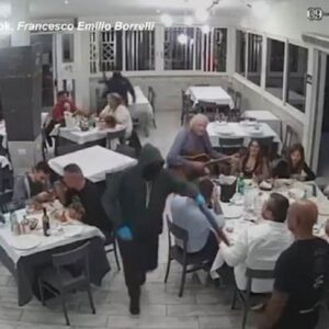 Fucili puntati alla testa dei bambini, la rapina choc nel ristorante a Casavatore VIDEO