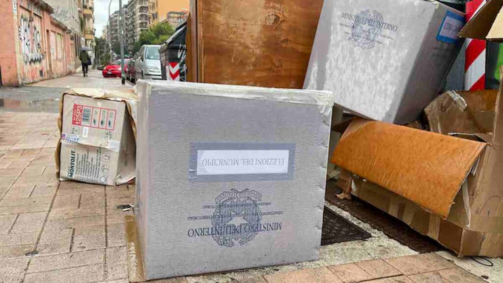 Roma, urne elettorali abbandonate accanto cassonetti dei rifiuti 