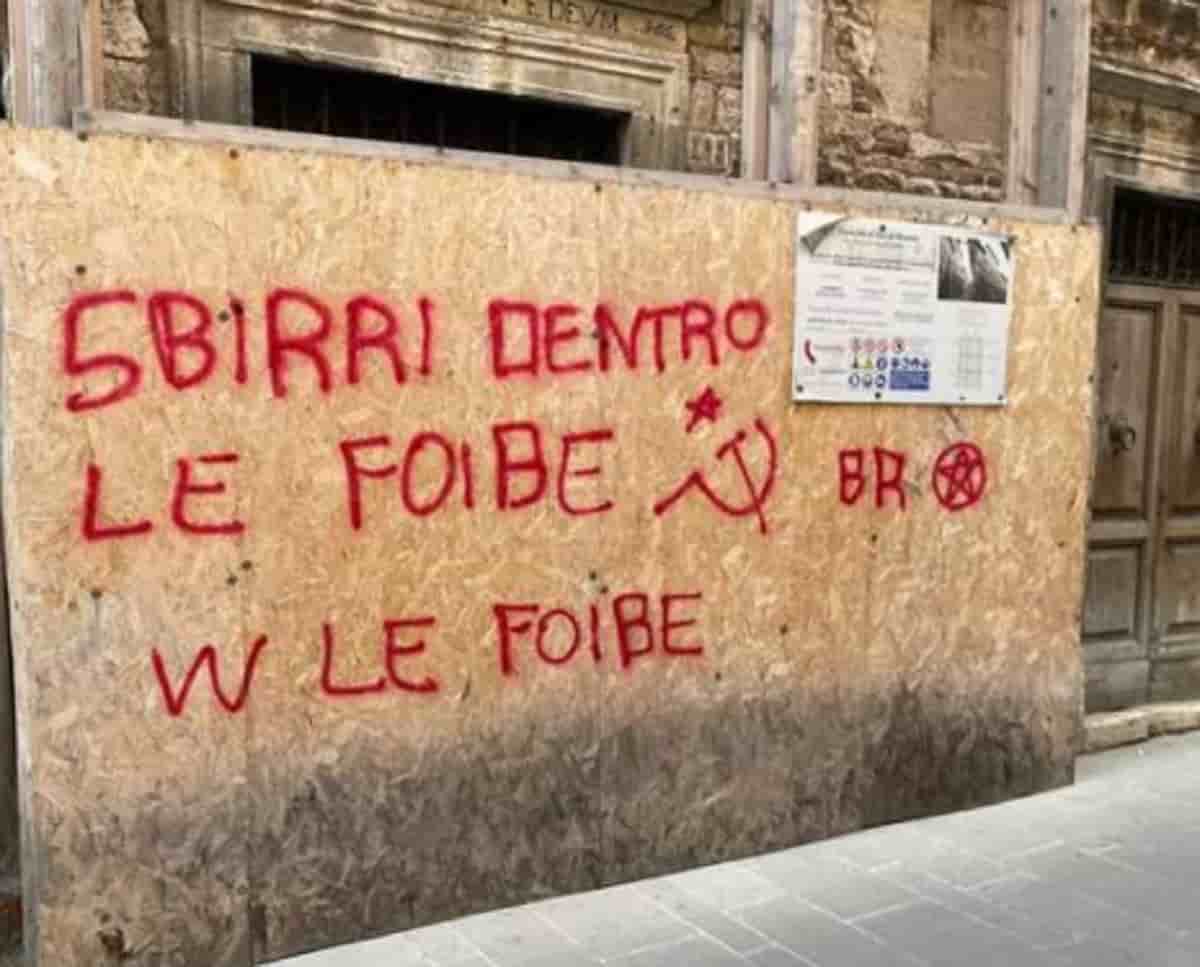 "Sbirri dentro le foibe", la frase firmata Br scritta sul muro di un cantiere ad Ascoli Piceno