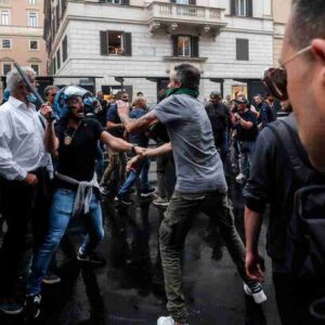 scontri roma foto ansa