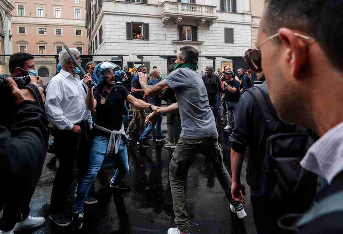 scontri roma foto ansa