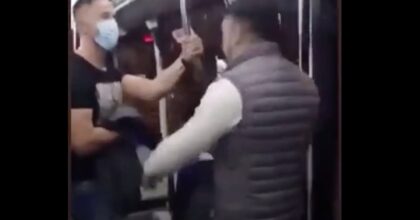 Senza mascherina sul bus, aggredisce il poliziotto che gli chiede di metterla: il video del pestaggio a Saragozza