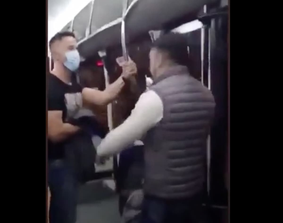 Senza mascherina sul bus, aggredisce il poliziotto che gli chiede di metterla: il video del pestaggio a Saragozza