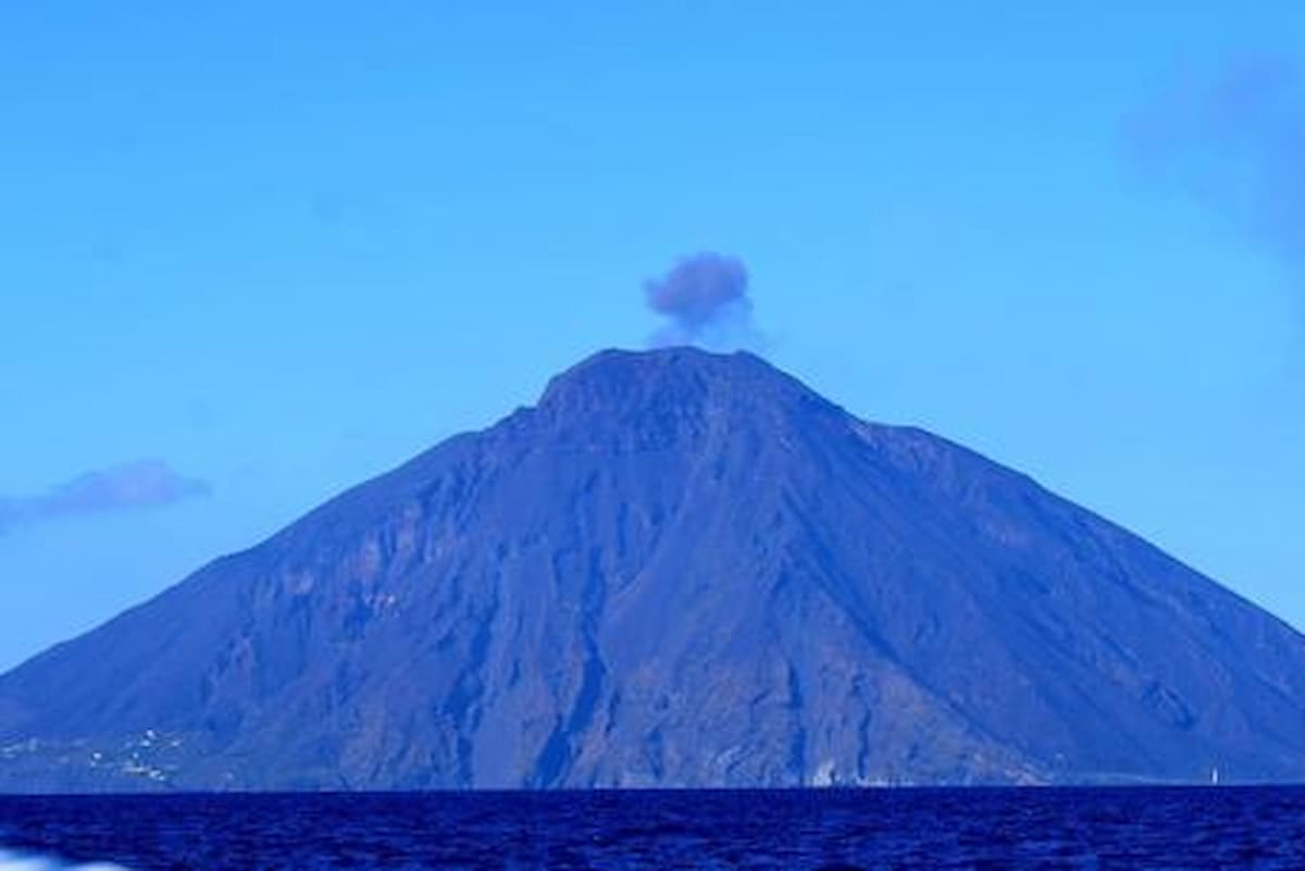 Stromboli, forte esplosione sul cratere avvertita da abitanti e turisti del borgo di Ginostra