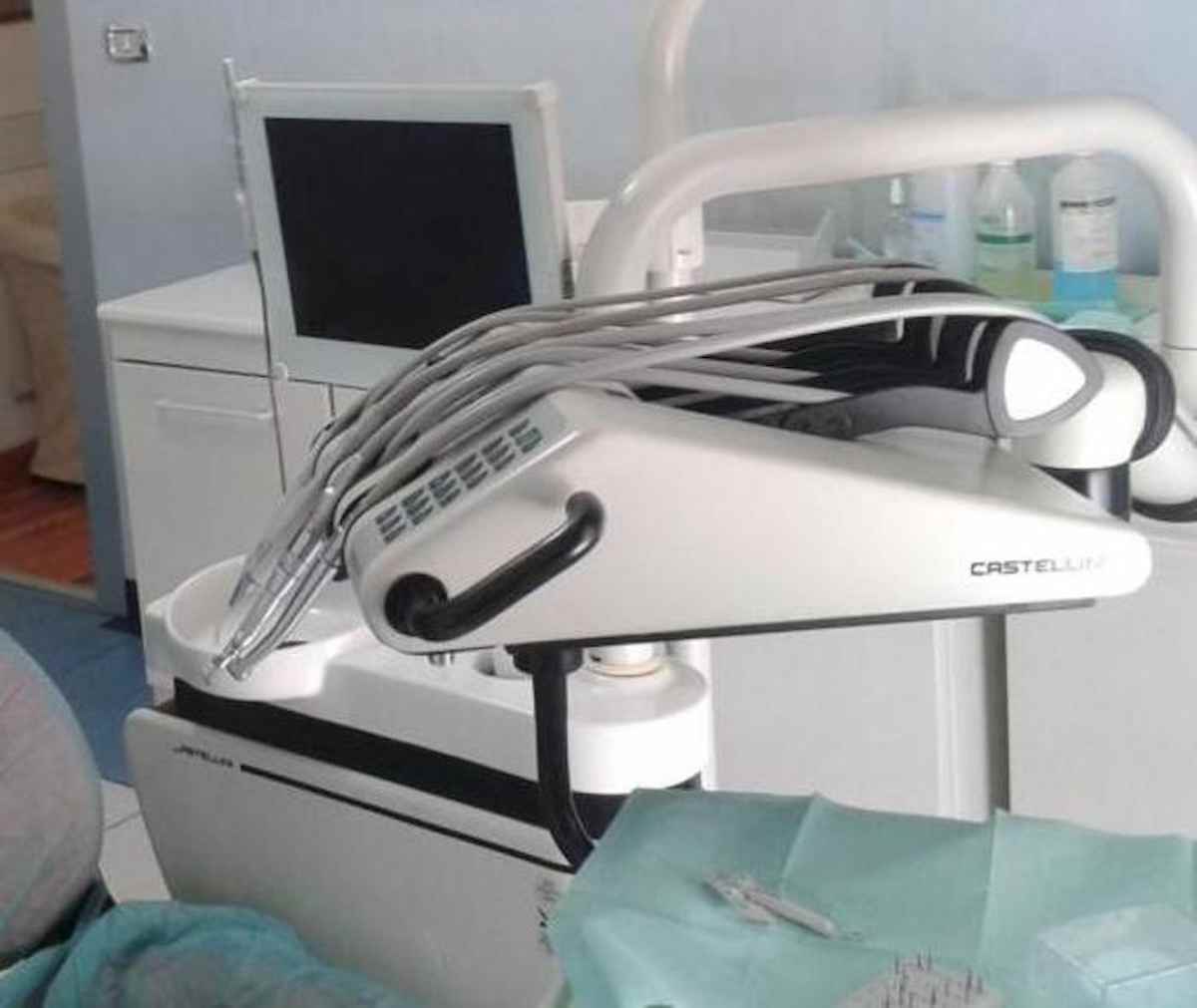 Ospitaletto (Brescia): esplosione in studio dentistico, gravi medico e assistente, in choc paziente 14enne
