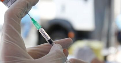 Terza dose di vaccino Covid a sanitari e fragili, ma non per tutti. Draghi: "Il peggio è passato"