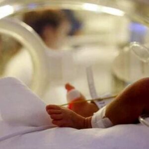 Neonati e Virus Sinciziale, i sintomi della malattia che sta riempiendo gli ospedali: inappetenza, affanno...