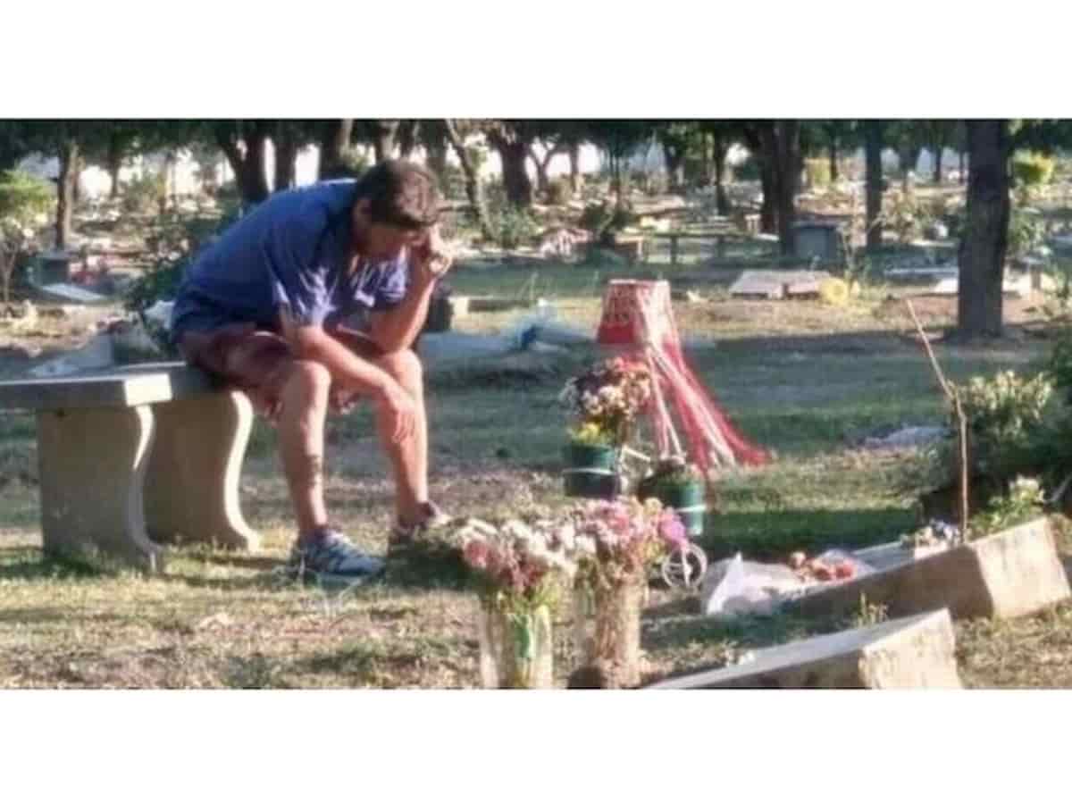 Con la radiolina sulla tomba del figlio, dall’Argentina una foto fa piangere i social: calcio, tifo, preghiera