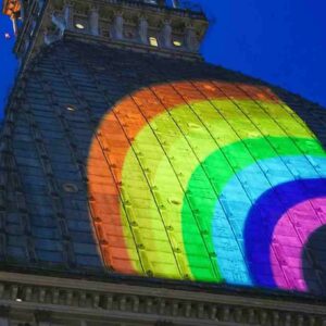 Torino, minacce e insulti omofobi: coppia gay denuncia il condominio. "Siete un cancro per il palazzo"
