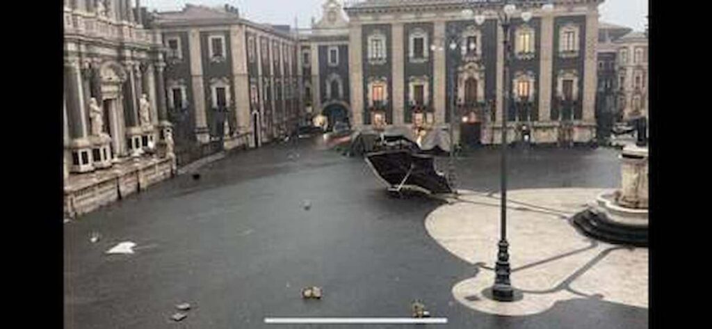 Tornado a Catania, in piazza volano oggetti (Ansa)