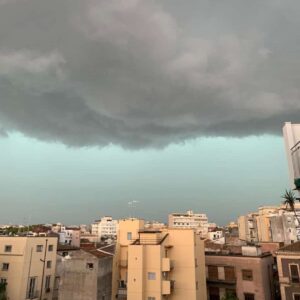 Tromba d'aria e violento temporale a Catania, danni e feriti. Il sindaco: "Restate a casa" VIDEO
